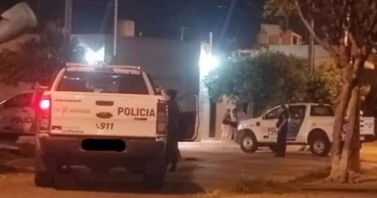 El hombre que asesinó a su pareja de varias puñaladas en una vivienda de la localidad bonaerense de Isidro Casanova, y que intentó suicidarse tras el femicidio, continuaba este martes en terapia intensiva.