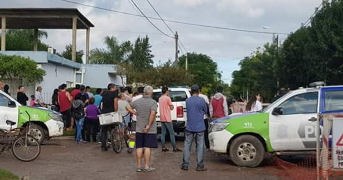 Cuatro hombres y una mujer fueron detenidas acusadas de conformar una banda de "piratas del asfalto" que acababa de robar un camión cargado con pollos.