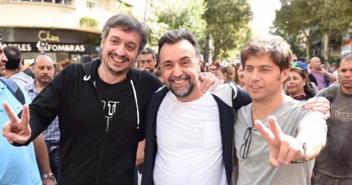 El diputado Máximo Kirchner, el periodista Roberto Navarro y el gobernador bonaerense Axel Kicillof.