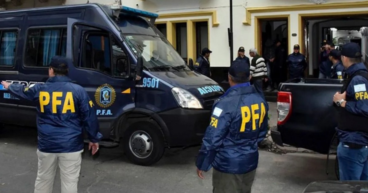 Cuando se presentaron en el sitio, los efectivos vieron que Walter Fernández (36 años) un cabo primero de la PFA que estaba vestido de civil, discutía con otros cuatro, entre los que se encontraba la víctima, Agustín Tomás Valdez, de 26 años.