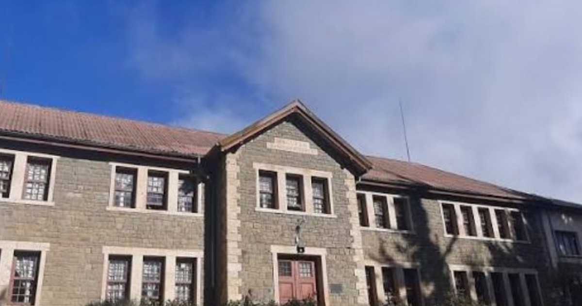 Río Negro: familias de la Escuela 16 de Bariloche esperan obras mientras Provincia y Municipio se pelean