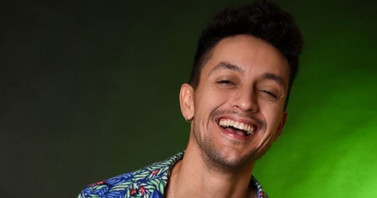 El cantautor Lucho Arrieta protagonizó la apertura del espectáculo de Q' Lokura en el Movistar Arena