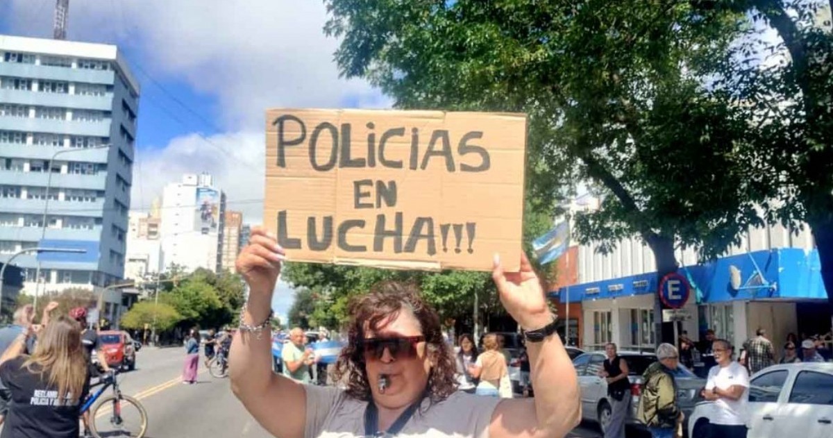 Mar del Plata registró una manifestación de policías jubilados y familiares que terminó con acusaciones contra Fontana en medio del operativo