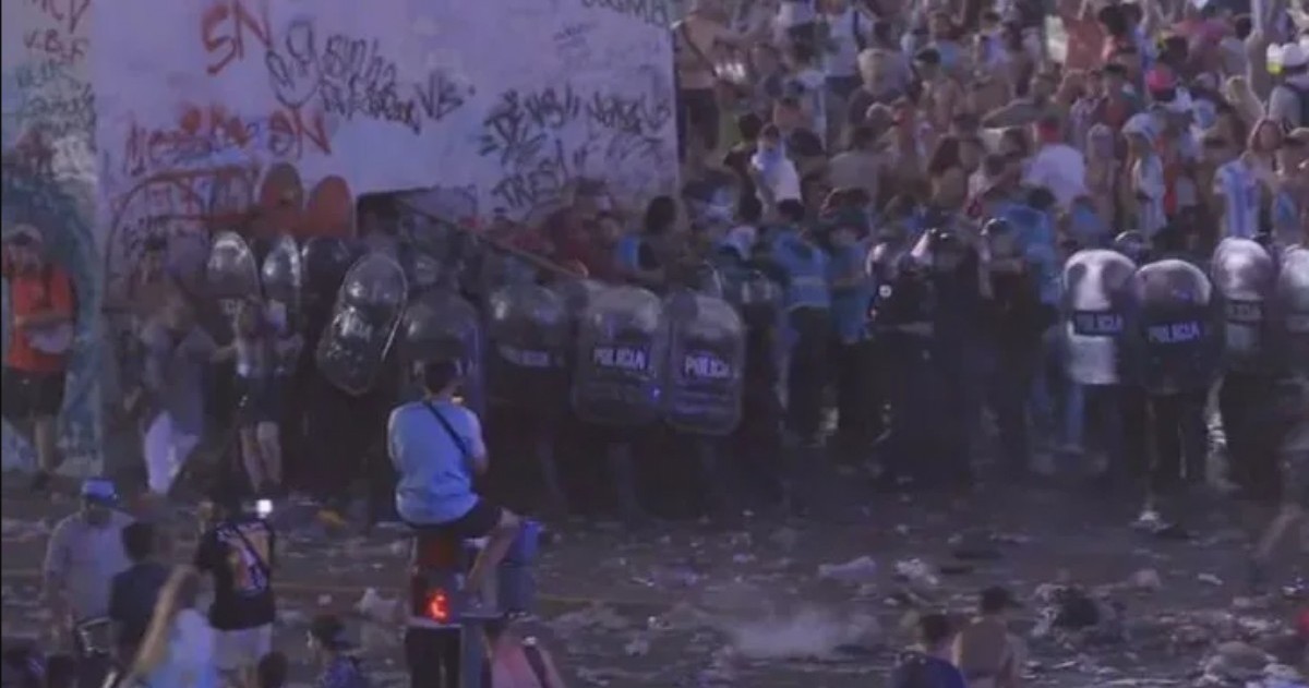 Finalizando la desconcentración en el Obelisco de la Ciudad de Buenos Aires, un reducido grupo de hinchas que quedaban se enfrentaron con la policía.