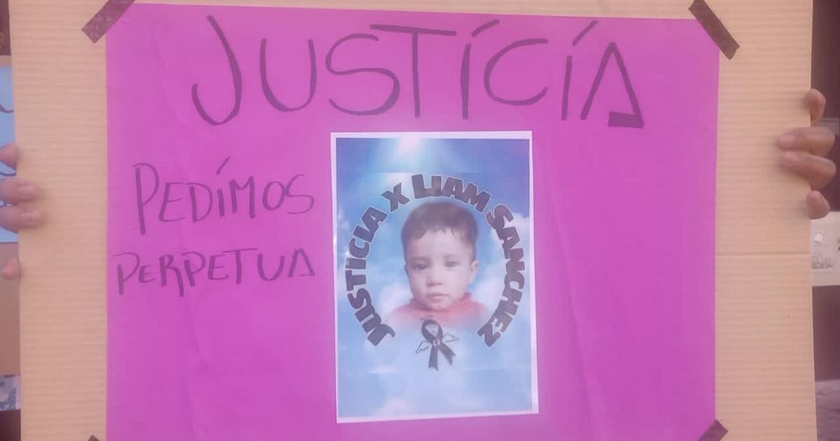 "En ese momento sentí como un viento", dijo Delgadillo tras lo cual, su atacante le "tiró un líquido" que por el olor creyó que era combustible.