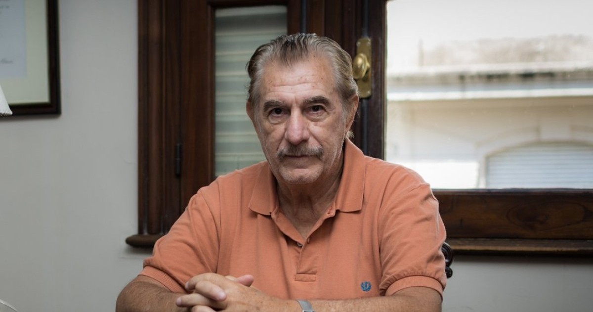 El histórico radical Storani sentenció que "el Presidente canta en los teatros" y "persigue a los inmigrantes y nuestros pibes"