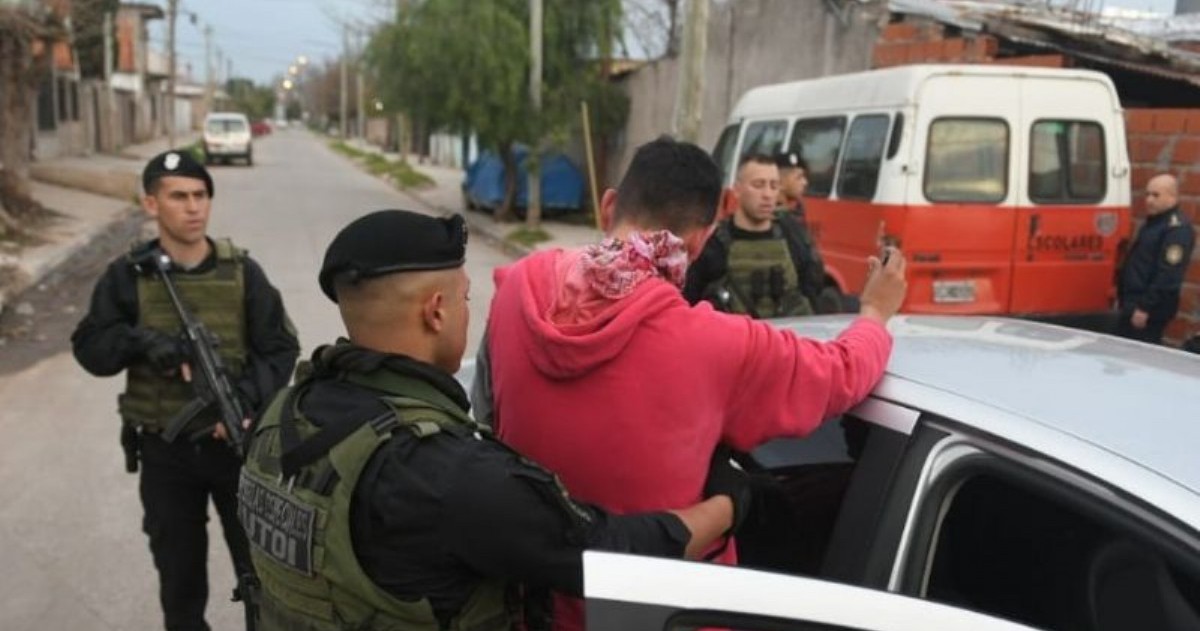 Hubo cuatro detenidos. Se secuestraron armas de fuego, teléfonos celulares, dinero y marihuana.