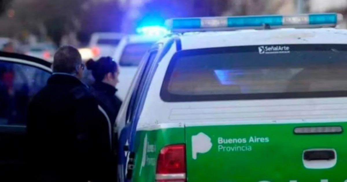 Una efectiva policial denunció haberle disparado a uno de los ladrones que intentó quitarle el automóvil Fiat Argo, en el que circulaba durante la noche del viernes.