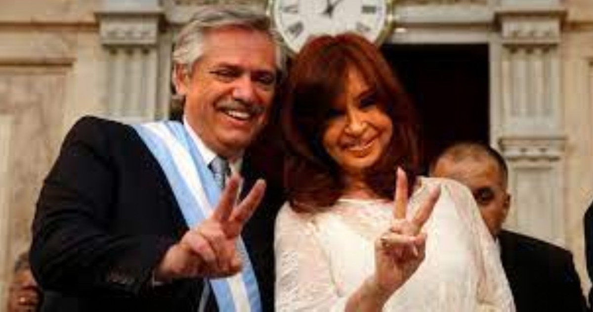 Alberto Fernández, Cristina Fernández de Kirchner, haciendo la V de la victoria, festejando como si Argentina fuese Suecia.