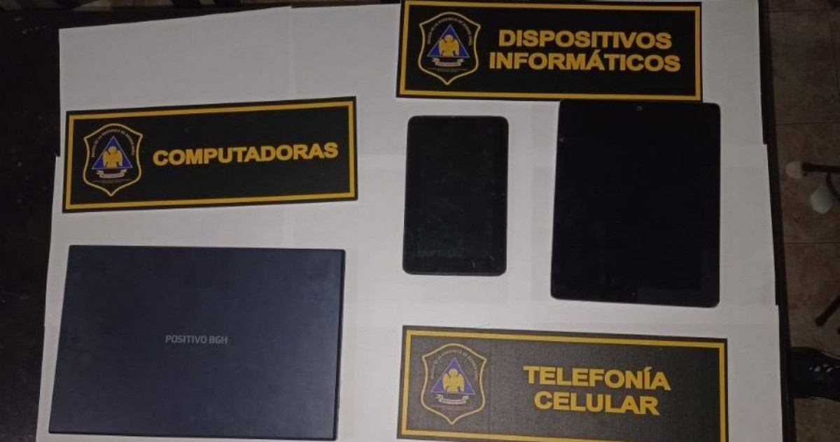 Se incautaron teléfonos celulares, 1 tarjeta de memoria expandible, 1 talonario de recibos, documentos como tickets de pago y recibos, 1 computadora portátil, y 2 CPU.