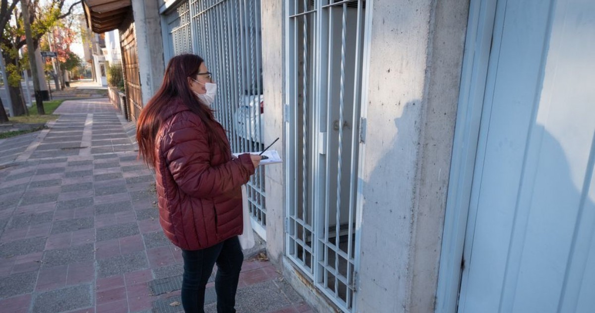 La joven entregó su celular y el delincuente huyó del lugar. Tras un llamado al 911, la Policía implementó un amplio operativo en la zona con resultados negativos al momento.