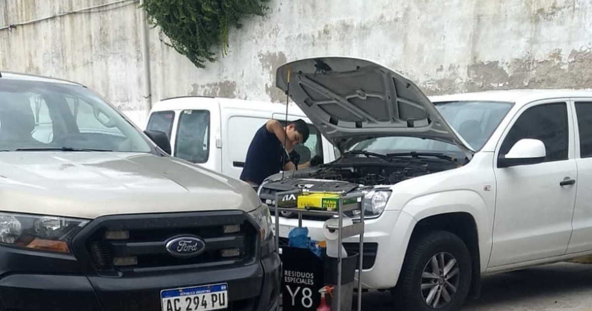 Imagen de la camioneta del funcionario marplatense haciéndose el service con personal municipal.