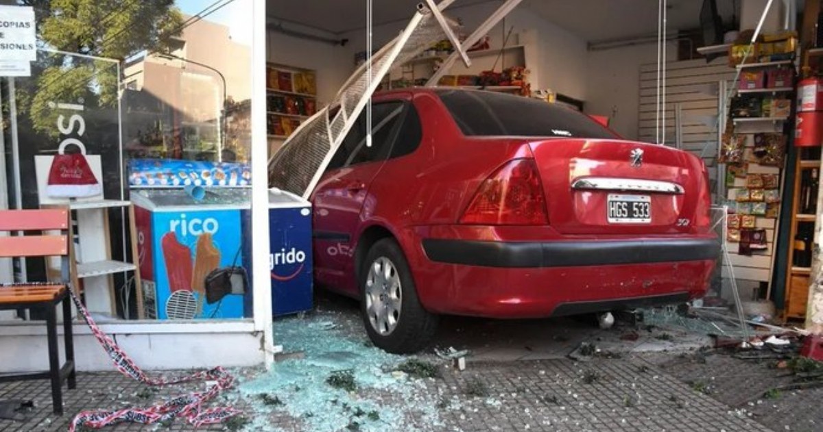 Un conductor que manejaba alcoholizado se incrustó esta madrugada con su auto en un kiosco del barrio porteño de Almagro.