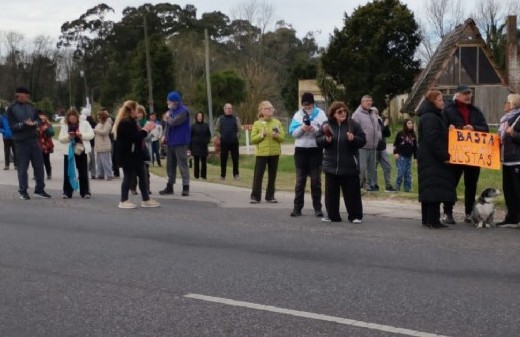 Más de 50 vecinos protestaron en Mar Chiquita por facturas de luz de hasta 1 millón de pesos y apuntaron contra Arbolito