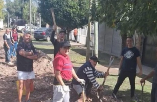 Las calles de Merlo las terminan reparando sus habitantes ante la falta de soluciones de la gestión Menéndez