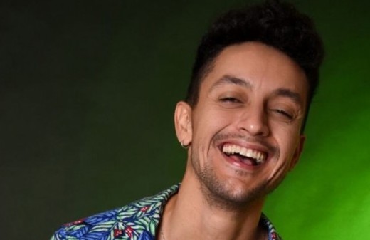 El cantautor Lucho Arrieta protagonizó la apertura del espectáculo de Q' Lokura en el Movistar Arena