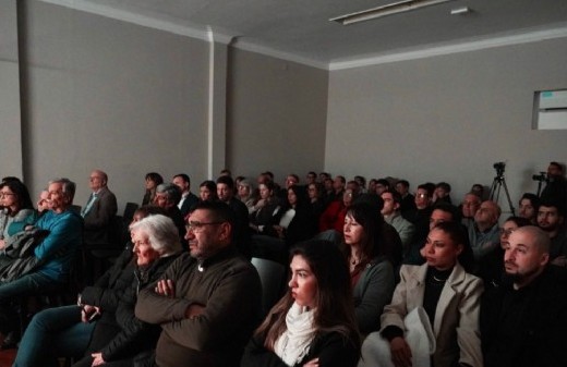 Grupo Realpolitik presentó un documental filmado en las islas y abrió un debate con veteranos