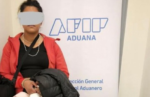 Envían a juicio a una mujer que pretendió traficar cocaína impregnada en pantalones, musculosas y jeans