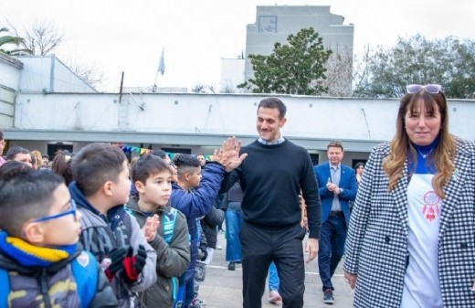 La política de Lanús de entregar materiales educativos con logo oficial desata reclamos por el uso simbólico de la ayuda estatal