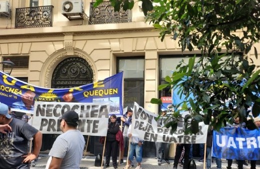 300 afiliados pidieron la renuncia del corrupto de Voytenco en la puerta de UATRE