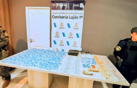 Tras disparos en una discusión barrial, un allanamiento permitió encontrar droga fraccionada en Luján