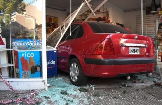 Un hombre manejaba borracho, se incrustó en un kiosco y el empleado del local se salvó de milagro