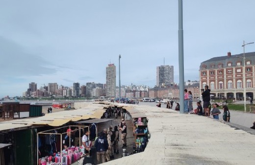 Tras una presentación judicial, Mar del Plata activó un allanamiento en la Rambla por presunta comercialización ilegal